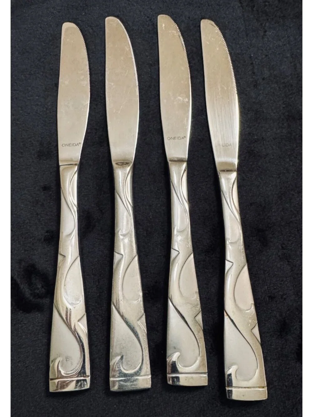 4 Oneida TUSCANY Dinner Knives Stainless Steel Scroll